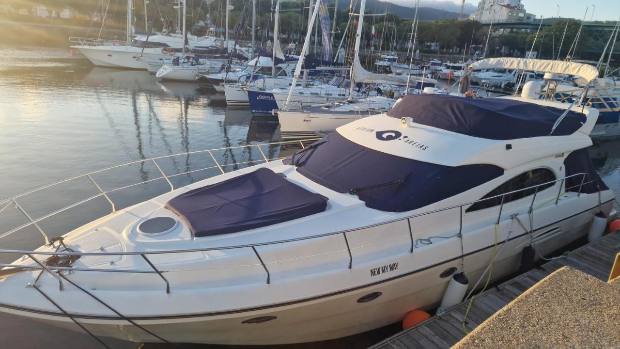 Barco No Coracao Da Cidade - Iate De 5 Estrelas Viana do Castelo Esterno foto